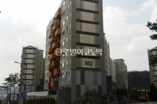 서초 내곡 '현대 엠코타운'...지난 1월부터 본격 입주가 시작됐지만 현재 아파트 외벽에 브랜드 명칭을 못 붙이고 있다.   