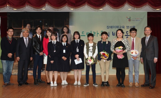 재능기부로 드라마 제작에 참여한 삼성화재 직원들과 출연진들이 함께 기념촬영을 하고 있다. /사진=삼성화재