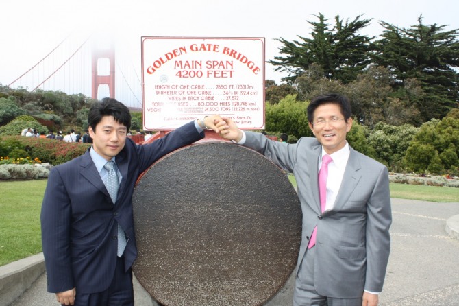 경기도 김문수 지사(오른쪽)와 함께