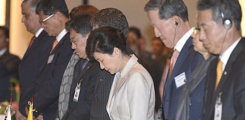 17일 오후(현지시각) 박근혜 대통령이 콜롬비아 보고타 께사다 컨벤션센터에서 열린 한·콜롬비아 비즈니스 포럼에 참석, 후안 마누엘 산토스 콜롬비아 대통령의 제안으로 추모 묵념을 하고 있다.