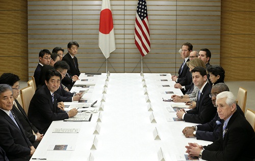 일본 아베 총리가 미국 무역대표들과 회담하는 모습.