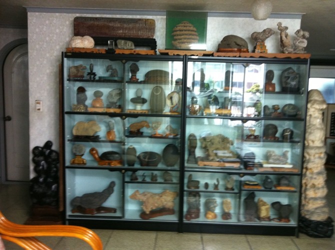 임일태 사진작가가 모은 각종 수석들.