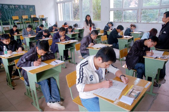 공무원 필기 시험장의 한 장면이다.