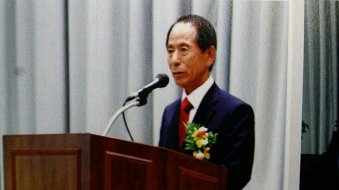 인사말을 하고 있는 심의두 자율화산중학교 이사장