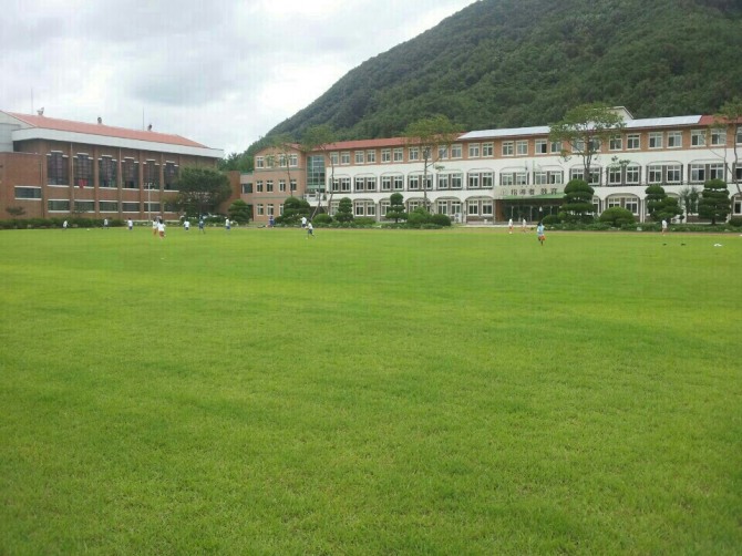 천막교실로 출발해 전국 최초 명문 자율 중학교로 성장한 전북 완주의 자율화산중학교