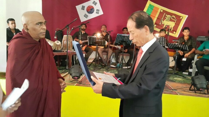 심의두 자율화산중학교 이사장(오른쪽)은 스리랑카를 방문해 교육부장관과 외무부장관을 만나 한국어 교육을 확대하기로 합의하고 한글 세계화 운동을 펼치고 있다.