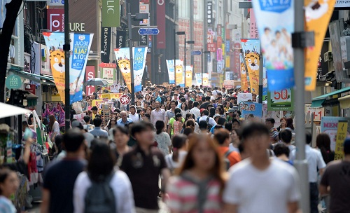 한국관광공사는 중국 노동절인 이달 30일부터 5월 4일까지 한국을 방문할 중국인 관광객이 작년 같은 기간보다 20.6%나 늘어난 10만명에 이를 것으로 추산했다고 밝혔다. 서울 중구 명동거리를 방문한 중국인 등 외국인 관광객 모습./사진=뉴시스