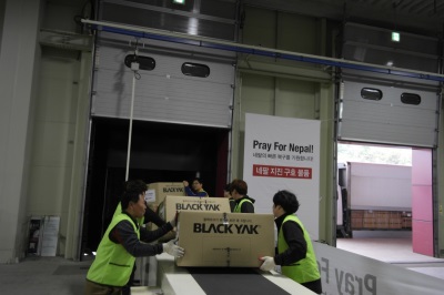 구호물품포장에 한창인 블랙야크와 블랙야크강태선나눔재단/ 사진=블략야크 제공