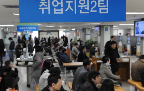 서울서부종합고용지원센터를 찾은 구직자 및 실업급여 신청자들이 취업지원상담과 실업급여신청 순서를 기다리고 있다./ 사진=뉴시스 제공