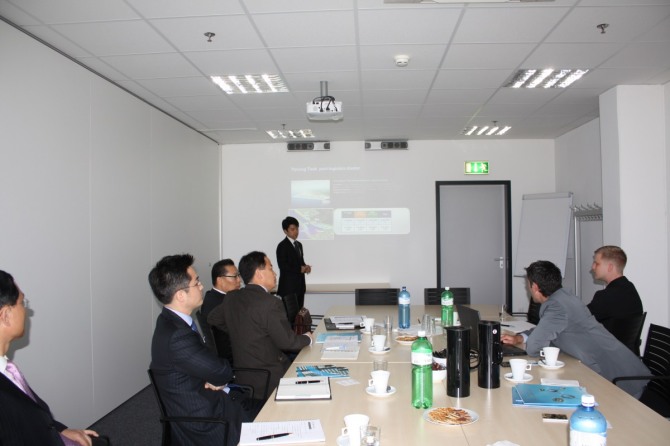 미국식 영어에 낯선 독일인들에게 강한 억양을 사용하는 독일식 영어로 사업설명을 하고 있는 안도현 씨.