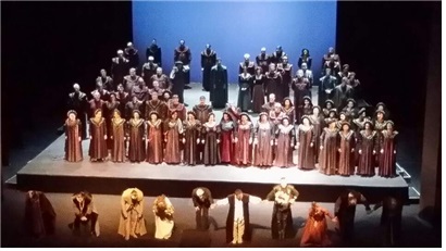 오페라 '오셀로' 공연을 마치고 배우들이 인사하고 있다.