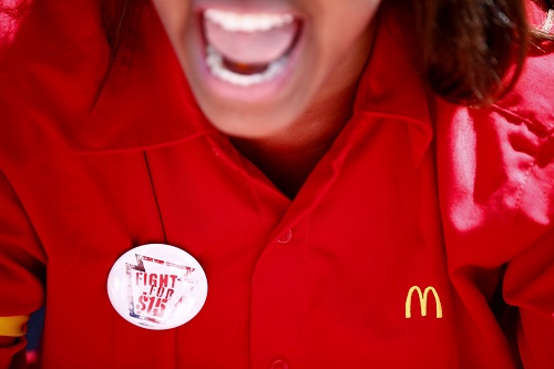 임금인상을 요구하는 맥도날드 직원의 절규.