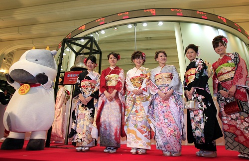 일본 도쿄 증시 개장식에서 기모노 복장의 쳐녀들.