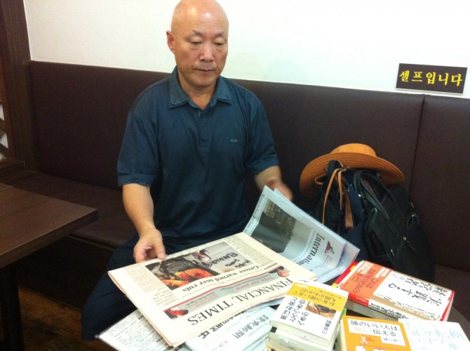 영어 신문을 살펴보고 있는 문성열씨