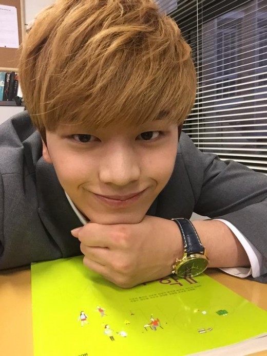 육성재, 손받침 한 채 깜찍 셀카 공개 