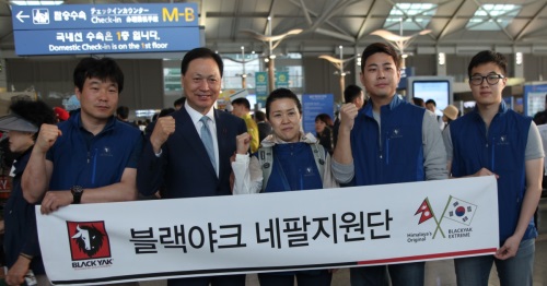 블랙야크 네팔지원 블랙야크 김정배팀장,강태선회장, 오은선대장, W재단 이욱 이사장, 김태호대리(왼쪽부터)/ 사진=블랙야크 제공