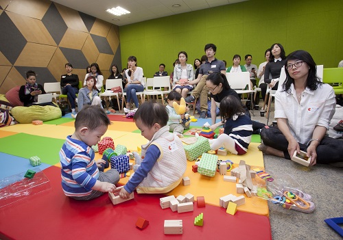 사진은 구글캠퍼스가 주최한 '엄마를 위한 캠퍼스 설명회'에 함께 참가한 엄마, 아빠와 아기들의 모습