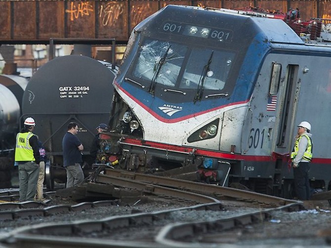 미국 필라델피아에서 13일(현지시간) 열차가 탈선한 후 전복돼 7명이 숨지고 135명이 부상하는 사고가 발생했다.
