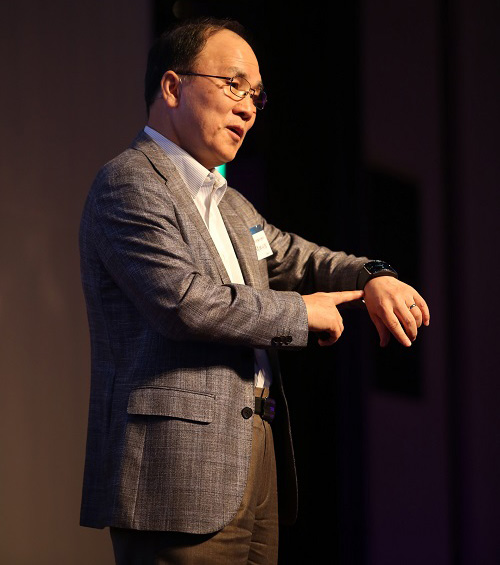 ▲삼성전자 최종덕 부사장이 기조연설을 하는 모습