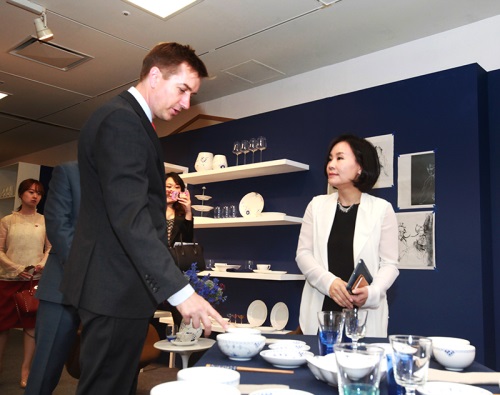 15일 명동 신세계백화점 본점에서 덴마크 왕실 도자기 로얄 코펜하겐의 <A Passion for Blue since 1775> 전시회가 열린 가운데, 토마스 리만 주한 덴마크 대사와 오동은 한국로얄코펜하겐 대표가 전시품을 감상하고 있다./ 사진=한국로얄코펜하겐 제공