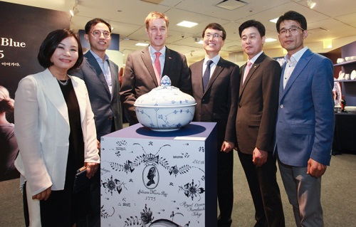 토마스 리만 주한 덴마크 대사, 오동은 한국로얄코펜하겐 대표, 김정식 신세계백화점 본점 점장, 김선진 신세계백화점 식품생활본부 상무 외 신세계백화점 관계자 2명이 기념 촬영을 하고 있다./ 사진=한국로얄코펜하겐 제공