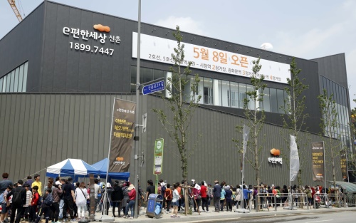 대림산업 'e편한세상 신촌' 견본주택에 몰린 관광객들