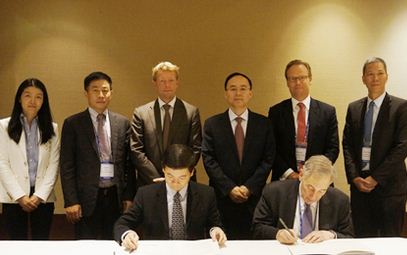 중국 선전거래소  간부들.  미국 나스닥 거래소와의 협약 체결 모습.