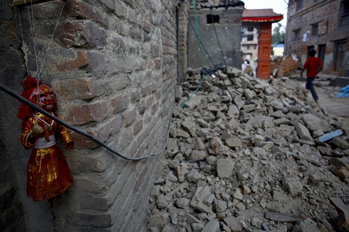 중국의 동쪽 끝  산둥성 위해에서 지진이 발생했다. 한국과 가장 가까운 곳이다. 사진은 네팔 지진 피해 현장.  