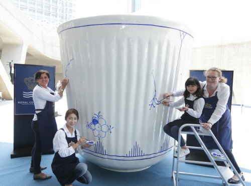 22일 서울 동대문디자인플라자(DDP)에서 덴마크 왕실 도자기 한국로얄코펜하겐이 브랜드 탄생 240주년을 기념해 자이언트 머그 아트 페인팅 행사를 연 가운데, 로얄 코펜하겐 페인팅 명장들이 머그에 시연을 하고 있다/ 사진=한국로얄코펜하겐 제공