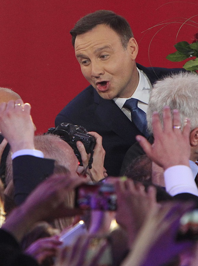 폴란드의 야당 대선 후보 안드레이 두다가 24일(현지시간) 치러진 대선 결선 투표의 출구조사에서 승리하자 지지자들의 축하를 받고 있다./뉴시스
