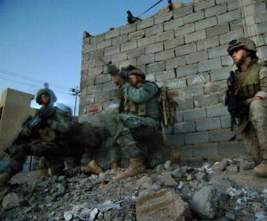 이라크 군을 도와 IS격퇴에 나선 미군 장병들이 경계를 서고 있다.