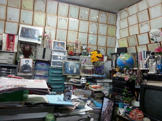 서대문 소재 발명연구소에 가득한 신석균 한국발명학회 회장의 특허출원증.