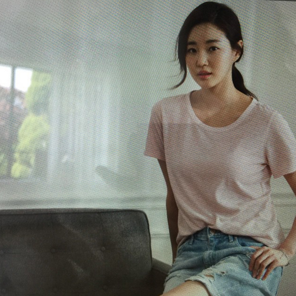 김사랑, 티셔츠 한 장에도 드러나는 원조 베이글 몸매 