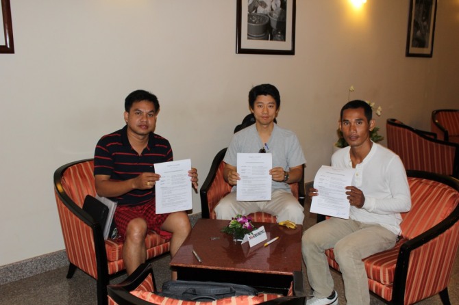 캄보디아 합작회사 설립에 서명하고 기념촬영을 하고 있다.