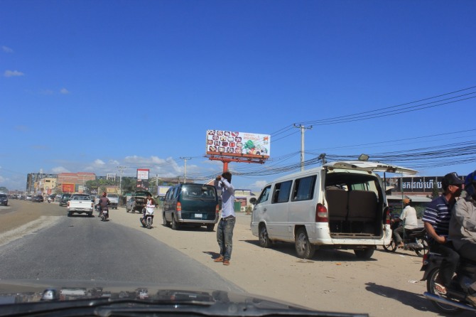 캄보디아를 누비는 한국 이스타나 승합차