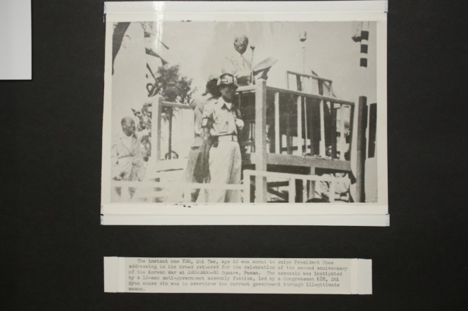 한국전쟁이 한창이던 1952년 이승만 대통령이 당시 임시수도였던 부산에서 권총 암살을 당할 뻔 했던 순간을 포착한 '이승만 암살 위기일발' 사진./뉴시스