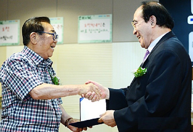 방송인 송해(왼쪽) 씨가 전국노래자랑 35년 최장 국민MC를 지낸 기록으로 대한민국최고기록 인증서를 받고 있다.