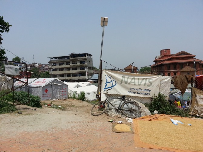 독일 NGO인 NAVIS의 지진 피해 캠프에 설치된 중국 적십자사의 텐트. 중국은 이번 지진 당시 엄청난 물량 지원과 다른 국가 구호팀과의 적극적인 협력으로 주목을 받았다.