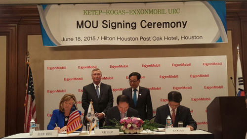 협약 당사자들이 MOU에 서명하고 있다(앞줄 좌측부터 Sara Ortwein ExxonMobil URC 대표, 황진택 에너지기술평가원장, 양영명 한국가스공사 연구개발원장)