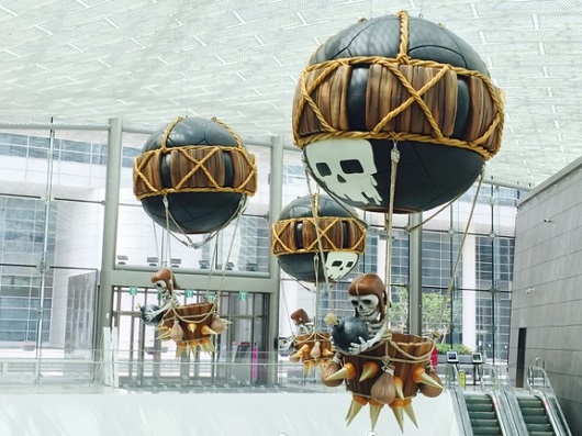 코엑스 센트럴 플라자에 전시된 '클래시 오브 클랜' 캐릭터 '호그라이더'와 '해골 비행선'의 모습