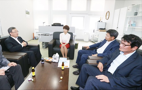 사진은 메르스 보도 관련 MBC를 방문한 최성준 방통위원장(왼쪽 첫번째)이 김장겸 보도본부장 등 MBC관계자들과 대화하는 모습