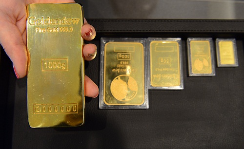 그리스 디폴트 우려로 세계 경제가 혼돈에 빠지면서 국제 금값이 오르고 있다.