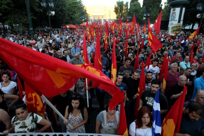 그리스 공산당의 당원들이 아테네 의회 앞에서 열린 반(反)유럽연합 집회에 참석, 채권단의 구제금융 제안에 대해 반대의견을 표시했다. /사진=뉴시스