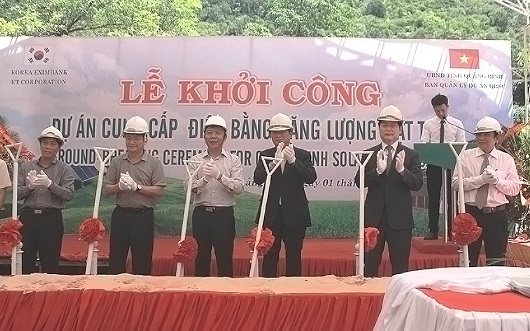 사진은 지난 1일 베트남 꽝빈성에서 진행된 ‘태양광 발전사업 착공식’에 KT글로벌사업추진실장 임태성 상무(오른쪽 두번째), 응웬 흐우 호아이 꽝빈성 인민위원회 위원장을 포함한 행사 참석자들이 첫 삽을 뜨고 있는 모습