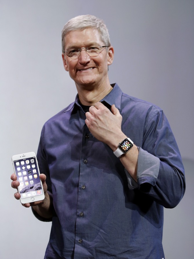 애플의 팀 쿡 CEO가 UX디자인이 잘 구현된 것으로 평가되는 아이폰6를 소개하고 있다.