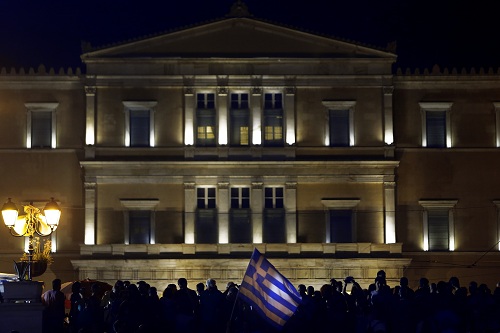 그리스가 새 구제금융 협상안에서 채무탕감과 상환유예 등을  요구하고 나섰다. 채무 탕감은 안 된다며 그동안 반대 입장을 천명해온 독일 등 채권국들과의 한판 승부가 예상된다. 그리스의 구제금융 반대 시위단.      