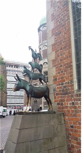 브레멘 시청 광장(MarktPlatz) 옆에 설치된 브레멘 음악대 동상. 당나귀를 만지며 소원을 빌면 이루어진다고 하여 앞발과 입은 색깔이 다르고 반질반질하다