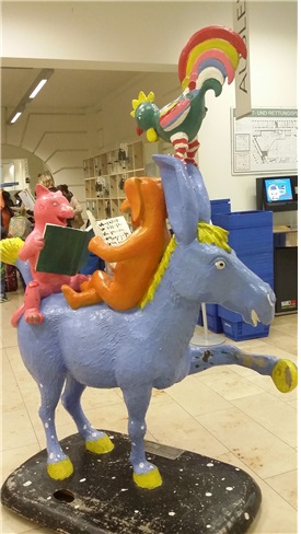 브레멘 시립도서관 현관에 설치된 브레멘 음악대 동상. 장소가 도서관이니만큼 동물들은 합창 대신 책을 열심히 읽고 있다