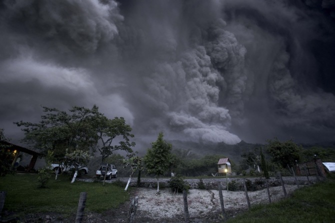 '불의 화산'으로 불리는 콜리마 화산이 11일(현지시간) 대폭발해 화산재가 치솟고 있다.