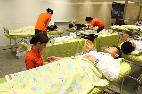 녹십자 임직원이 지난 13일 경기도 용인의 녹십자 본사에서 열린 ‘사랑의 헌혈’ 행사에 동참하고 있다.